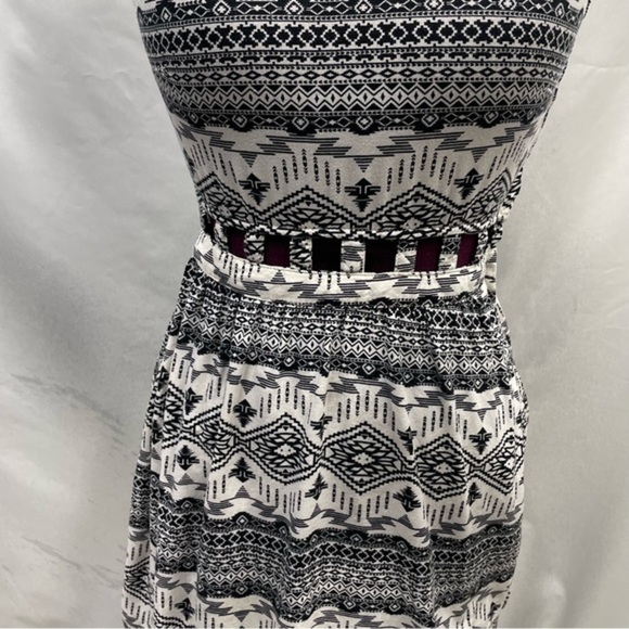 Divided tribal print open back dress - Picture 2 of 7